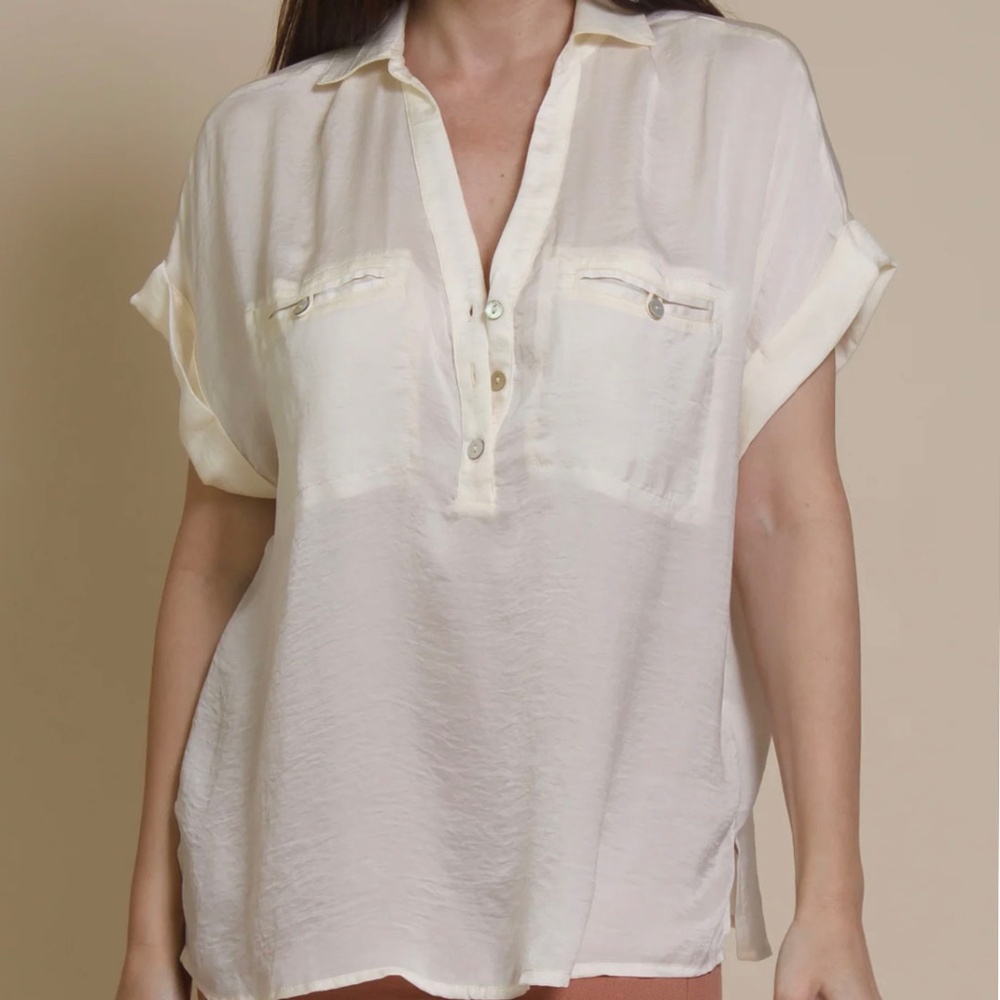 Promesa sheer light cream V-neck blouse with front pockets. Size M.